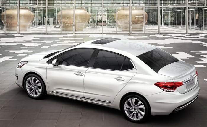 A traseira do C4 Pallas perdeu aquele volume enorme e ficou mais fluida, lembrando inclusive o concorrente Hyundai Elantra. Inédito no Brasil, o teto solar...